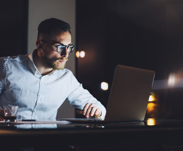 IT professional doing Penetration Testing using a laptop